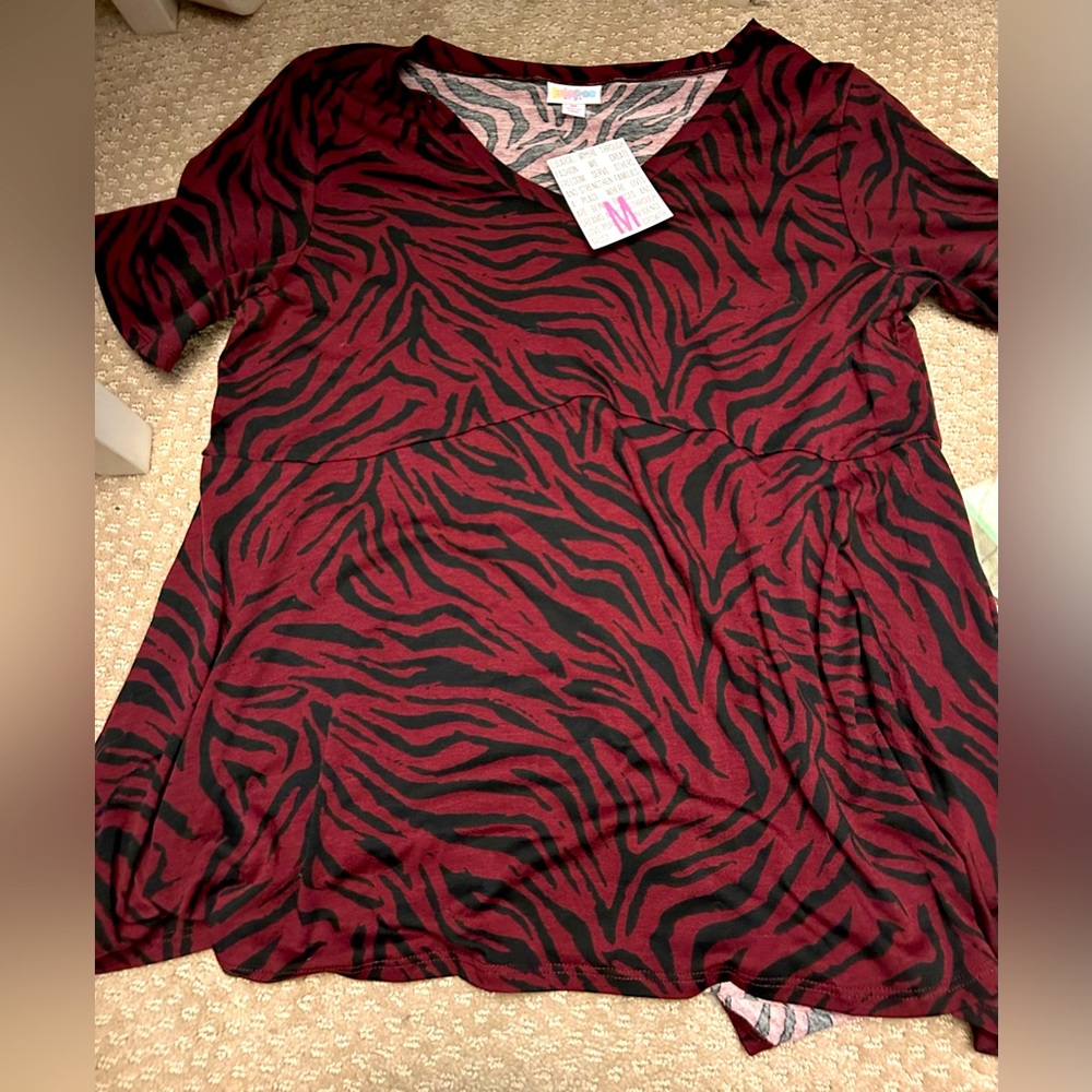Size Medium LuLaRoe Jana Shirt